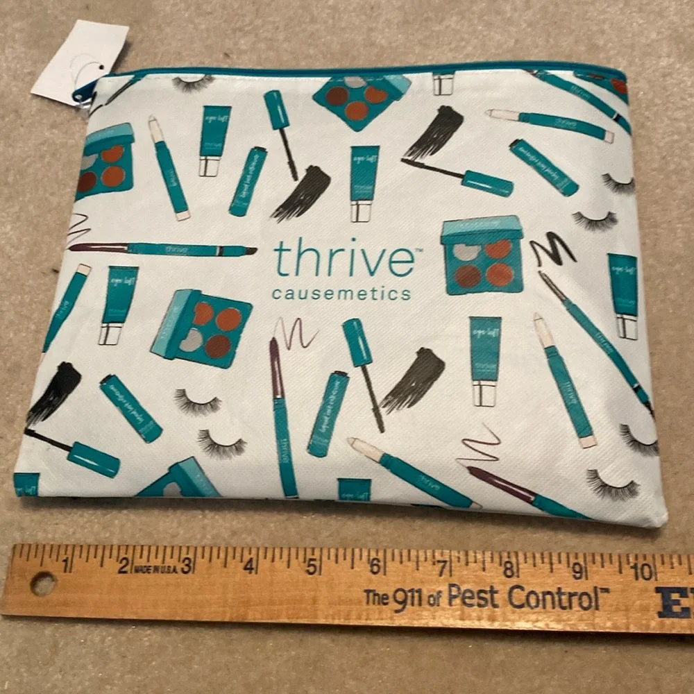 NWT Thrive Causemetics Makeup Case